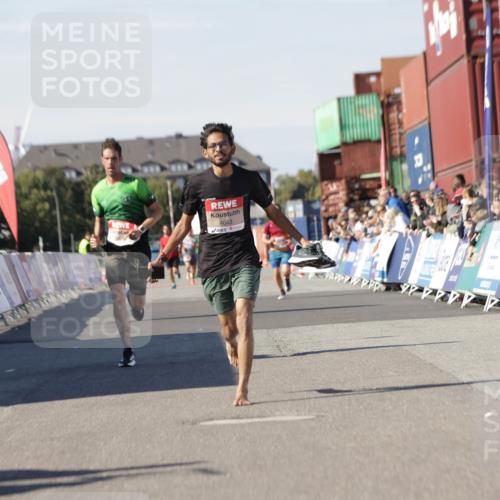 03.10.2025 - Köhlbrandbrückenlauf Jannik Wohlers http://msf.ph/oto/9089426 03.10.2025 12:53:39 Ziel 4043, 4155, 6241, 6624, 6804 meine-sportfotos.de