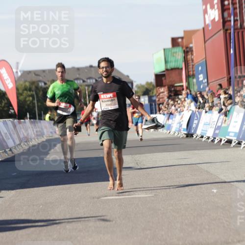 03.10.2025 - Köhlbrandbrückenlauf Jannik Wohlers http://msf.ph/oto/9089448 03.10.2025 12:53:39 Ziel 4043, 4155, 6241, 6624, 6804 meine-sportfotos.de