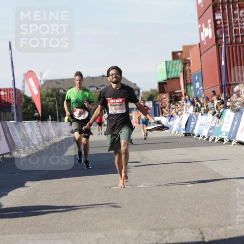 03.10.2025 - Köhlbrandbrückenlauf Jannik Wohlers http://msf.ph/oto/9089511 03.10.2025 12:53:39 Ziel 4043, 4155, 6241, 6624, 6804 meine-sportfotos.de