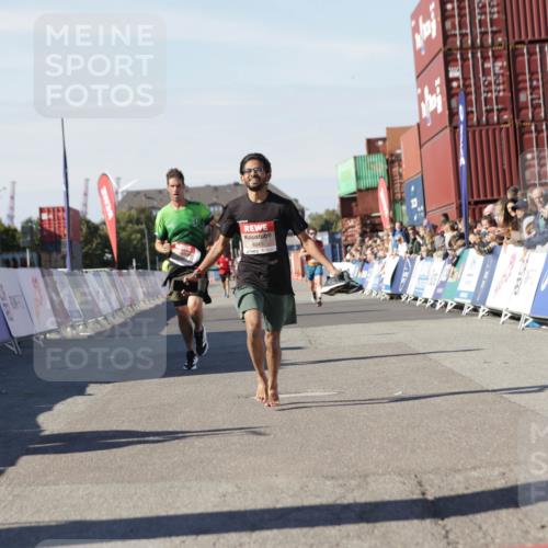 03.10.2025 - Köhlbrandbrückenlauf Jannik Wohlers http://msf.ph/oto/9089566 03.10.2025 12:53:40 Ziel 4043, 4155, 6241, 6624 meine-sportfotos.de