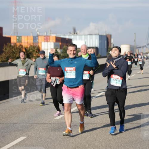 03.10.2025 - Köhlbrandbrückenlauf Jannik Wohlers http://msf.ph/oto/9089570 03.10.2025 10:09:47 Position 3 2115, 3256, 2133 meine-sportfotos.de