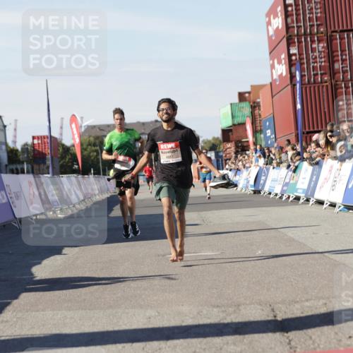 03.10.2025 - Köhlbrandbrückenlauf Jannik Wohlers http://msf.ph/oto/9089577 03.10.2025 12:53:40 Ziel 4043, 4155, 6241, 6624 meine-sportfotos.de