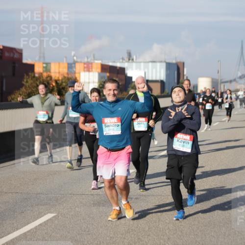 03.10.2025 - Köhlbrandbrückenlauf Jannik Wohlers http://msf.ph/oto/9089598 03.10.2025 10:09:47 Position 3 2115, 2133 meine-sportfotos.de