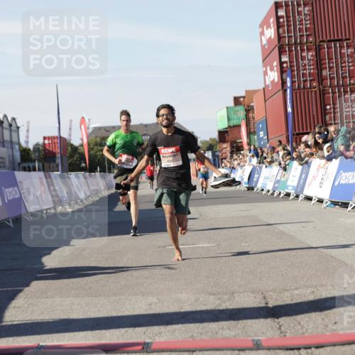 03.10.2025 - Köhlbrandbrückenlauf Jannik Wohlers http://msf.ph/oto/9089601 03.10.2025 12:53:40 Ziel 4043, 4155, 6241, 6624 meine-sportfotos.de