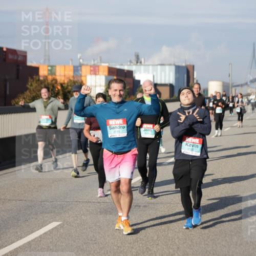 03.10.2025 - Köhlbrandbrückenlauf Jannik Wohlers http://msf.ph/oto/9089605 03.10.2025 10:09:47 Position 3 2115, 2133 meine-sportfotos.de
