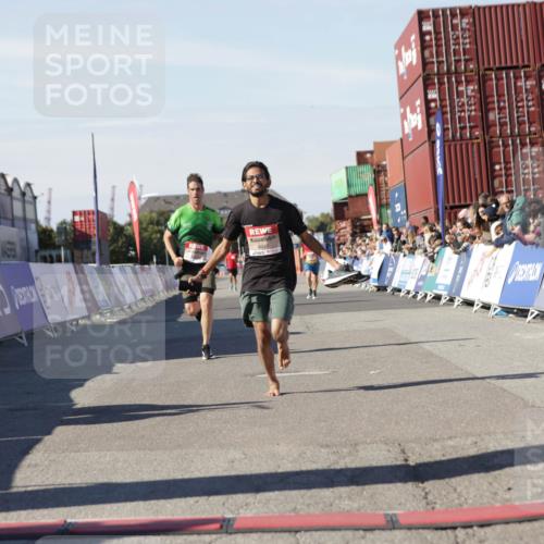 03.10.2025 - Köhlbrandbrückenlauf Jannik Wohlers http://msf.ph/oto/9089610 03.10.2025 12:53:40 Ziel 4043, 4155, 6241, 6624 meine-sportfotos.de