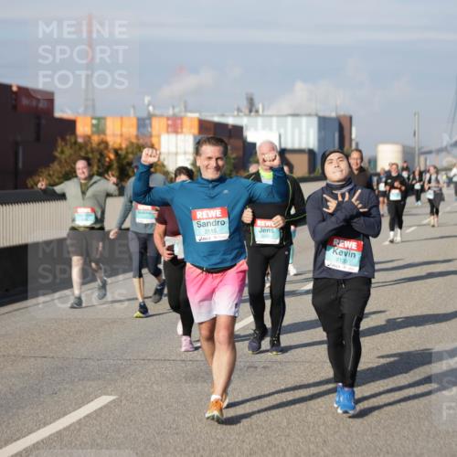 03.10.2025 - Köhlbrandbrückenlauf Jannik Wohlers http://msf.ph/oto/9089612 03.10.2025 10:09:47 Position 3 2115, 2133 meine-sportfotos.de