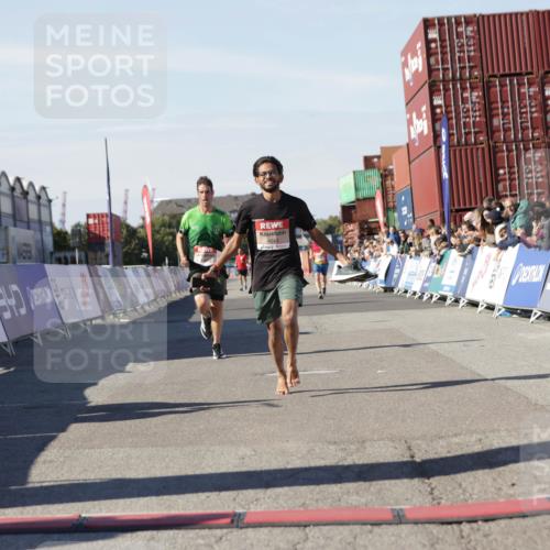 03.10.2025 - Köhlbrandbrückenlauf Jannik Wohlers http://msf.ph/oto/9089621 03.10.2025 12:53:40 Ziel 4043, 4155, 6241, 6624 meine-sportfotos.de