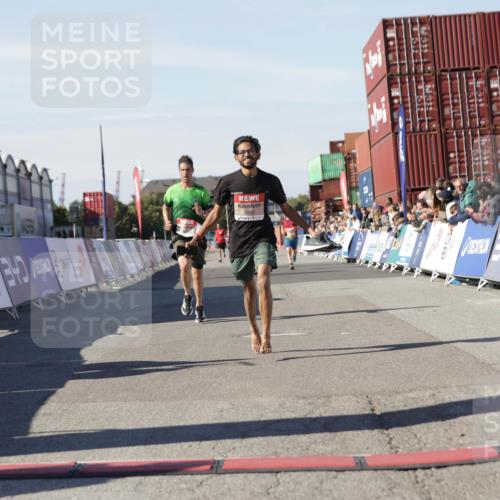 03.10.2025 - Köhlbrandbrückenlauf Jannik Wohlers http://msf.ph/oto/9089635 03.10.2025 12:53:40 Ziel 4043, 4155, 6241, 6624 meine-sportfotos.de