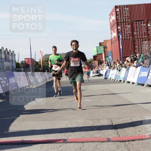 03.10.2025 - Köhlbrandbrückenlauf Jannik Wohlers http://msf.ph/oto/9089654 03.10.2025 12:53:40 Ziel 4043, 4155, 6241, 6624 meine-sportfotos.de