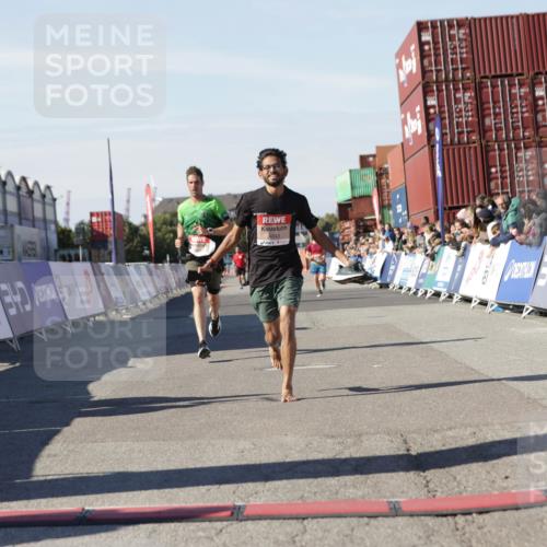 03.10.2025 - Köhlbrandbrückenlauf Jannik Wohlers http://msf.ph/oto/9089662 03.10.2025 12:53:40 Ziel 4043, 4155, 6241, 6624 meine-sportfotos.de