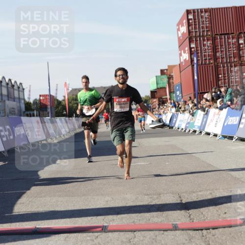 03.10.2025 - Köhlbrandbrückenlauf Jannik Wohlers http://msf.ph/oto/9089671 03.10.2025 12:53:40 Ziel 4043, 4155, 6241, 6624 meine-sportfotos.de