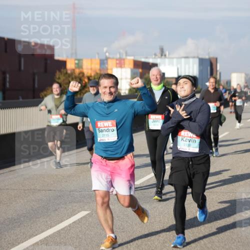 03.10.2025 - Köhlbrandbrückenlauf Jannik Wohlers http://msf.ph/oto/9089672 03.10.2025 10:09:48 Position 3 2115, 2133 meine-sportfotos.de