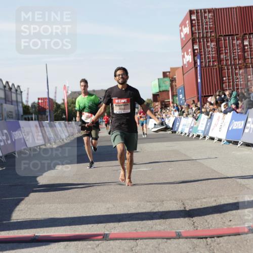 03.10.2025 - Köhlbrandbrückenlauf Jannik Wohlers http://msf.ph/oto/9089682 03.10.2025 12:53:40 Ziel 4043, 4155, 6241, 6624 meine-sportfotos.de