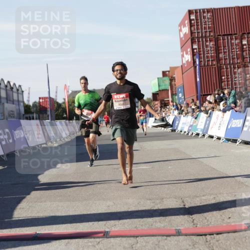 03.10.2025 - Köhlbrandbrückenlauf Jannik Wohlers http://msf.ph/oto/9089693 03.10.2025 12:53:40 Ziel 4043, 4155, 6241, 6624 meine-sportfotos.de