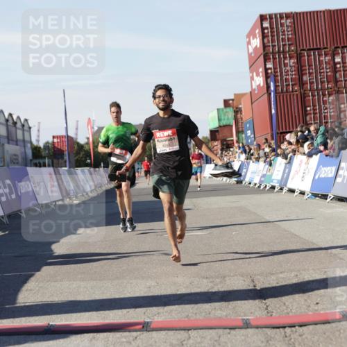 03.10.2025 - Köhlbrandbrückenlauf Jannik Wohlers http://msf.ph/oto/9089702 03.10.2025 12:53:40 Ziel 4043, 4155, 6241, 6624 meine-sportfotos.de