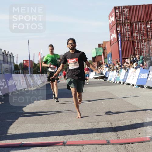 03.10.2025 - Köhlbrandbrückenlauf Jannik Wohlers http://msf.ph/oto/9089712 03.10.2025 12:53:40 Ziel 4043, 4155, 6241, 6624 meine-sportfotos.de