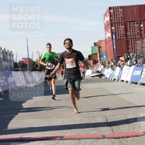 03.10.2025 - Köhlbrandbrückenlauf Jannik Wohlers http://msf.ph/oto/9089724 03.10.2025 12:53:40 Ziel 4043, 4155, 6241, 6624 meine-sportfotos.de