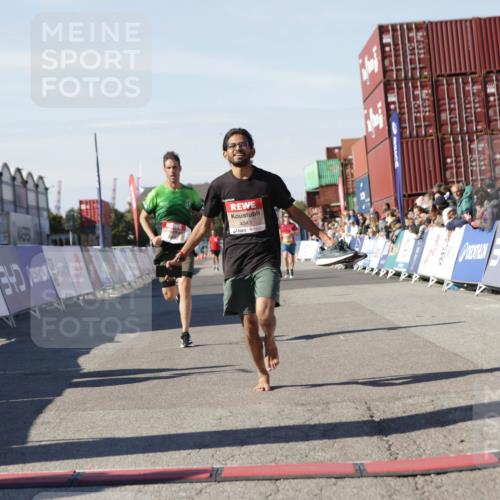 03.10.2025 - Köhlbrandbrückenlauf Jannik Wohlers http://msf.ph/oto/9089734 03.10.2025 12:53:40 Ziel 4043, 4155, 6241, 6624 meine-sportfotos.de