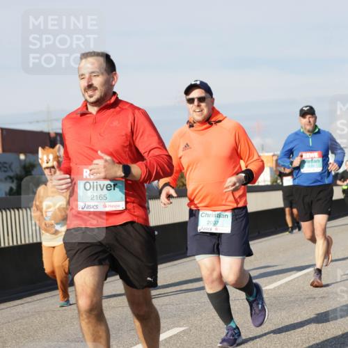 03.10.2025 - Köhlbrandbrückenlauf Jannik Wohlers http://msf.ph/oto/9089741 03.10.2025 09:58:41 Position 3 2165, 2007, 1510 meine-sportfotos.de