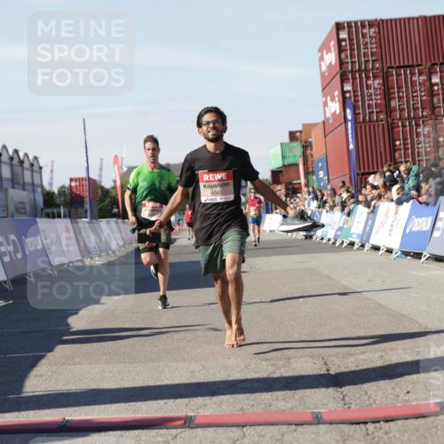 03.10.2025 - Köhlbrandbrückenlauf Jannik Wohlers http://msf.ph/oto/9089747 03.10.2025 12:53:41 Ziel 4043, 4155, 6085, 6624 meine-sportfotos.de