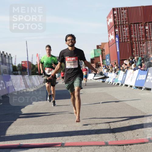 03.10.2025 - Köhlbrandbrückenlauf Jannik Wohlers http://msf.ph/oto/9089753 03.10.2025 12:53:41 Ziel 4043, 4155, 6085, 6624 meine-sportfotos.de