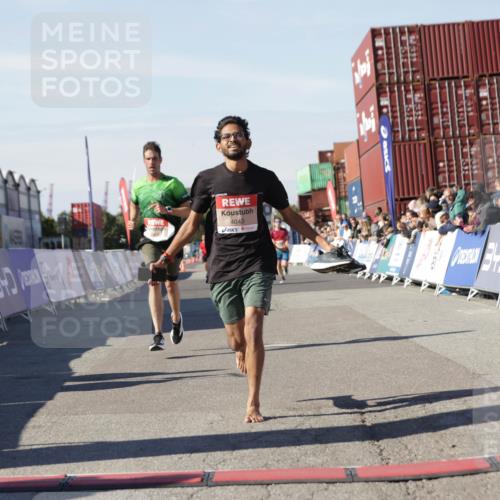 03.10.2025 - Köhlbrandbrückenlauf Jannik Wohlers http://msf.ph/oto/9089773 03.10.2025 12:53:41 Ziel 4043, 4155, 6085, 6624 meine-sportfotos.de