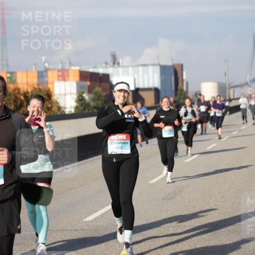 03.10.2025 - Köhlbrandbrückenlauf Jannik Wohlers http://msf.ph/oto/9089792 03.10.2025 10:09:52 Position 3 1942, 2922 meine-sportfotos.de
