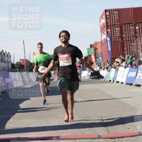 03.10.2025 - Köhlbrandbrückenlauf Jannik Wohlers http://msf.ph/oto/9089794 03.10.2025 12:53:41 Ziel 4043, 4155, 6085, 6624 meine-sportfotos.de