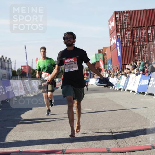 03.10.2025 - Köhlbrandbrückenlauf Jannik Wohlers http://msf.ph/oto/9089806 03.10.2025 12:53:41 Ziel 4043, 4155, 6085, 6624 meine-sportfotos.de