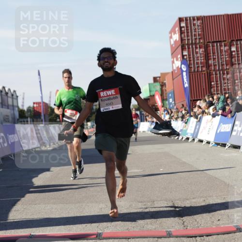 03.10.2025 - Köhlbrandbrückenlauf Jannik Wohlers http://msf.ph/oto/9089819 03.10.2025 12:53:41 Ziel 4043, 4155, 6085, 6624 meine-sportfotos.de