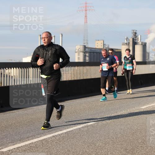 03.10.2025 - Köhlbrandbrückenlauf Lena Gebhardt http://msf.ph/oto/9089823 03.10.2025 10:07:21 Position 2 2534 meine-sportfotos.de