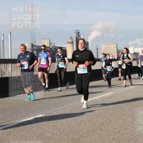 03.10.2025 - Köhlbrandbrückenlauf Lena Gebhardt http://msf.ph/oto/9089852 03.10.2025 10:07:22 Position 2 2534 meine-sportfotos.de