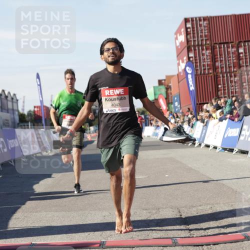 03.10.2025 - Köhlbrandbrückenlauf Jannik Wohlers http://msf.ph/oto/9089863 03.10.2025 12:53:41 Ziel 4043, 4155, 6085, 6624 meine-sportfotos.de
