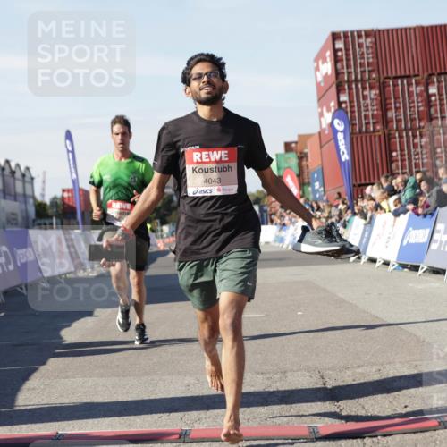 03.10.2025 - Köhlbrandbrückenlauf Jannik Wohlers http://msf.ph/oto/9089878 03.10.2025 12:53:41 Ziel 4043, 4155, 6085, 6624 meine-sportfotos.de