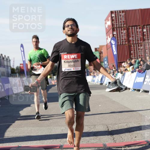 03.10.2025 - Köhlbrandbrückenlauf Jannik Wohlers http://msf.ph/oto/9089909 03.10.2025 12:53:41 Ziel 4043, 4155, 6085, 6624 meine-sportfotos.de