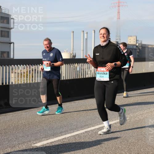 03.10.2025 - Köhlbrandbrückenlauf Lena Gebhardt http://msf.ph/oto/9089910 03.10.2025 10:07:23 Position 2 2534 meine-sportfotos.de