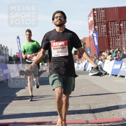 03.10.2025 - Köhlbrandbrückenlauf Jannik Wohlers http://msf.ph/oto/9089920 03.10.2025 12:53:41 Ziel 4043, 4155, 6085, 6624 meine-sportfotos.de