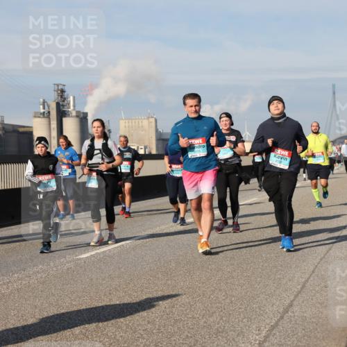 03.10.2025 - Köhlbrandbrückenlauf Lena Gebhardt http://msf.ph/oto/9089924 03.10.2025 10:07:24 Position 2 1, 2115, 2133 meine-sportfotos.de