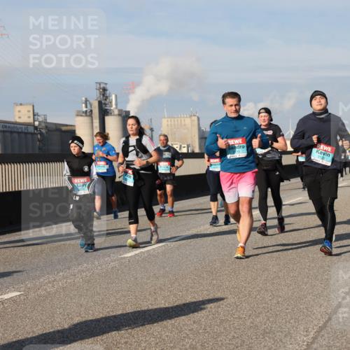 03.10.2025 - Köhlbrandbrückenlauf Lena Gebhardt http://msf.ph/oto/9089948 03.10.2025 10:07:24 Position 2 3077, 2239, 2133 meine-sportfotos.de