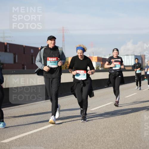 03.10.2025 - Köhlbrandbrückenlauf Jannik Wohlers http://msf.ph/oto/9089953 03.10.2025 10:10:09 Position 3 2375, 2526, 2557 meine-sportfotos.de
