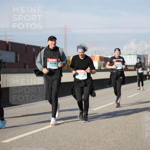 03.10.2025 - Köhlbrandbrückenlauf Jannik Wohlers http://msf.ph/oto/9089957 03.10.2025 10:10:09 Position 3 2375, 2526, 2557 meine-sportfotos.de
