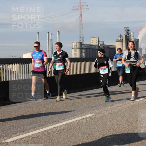 03.10.2025 - Köhlbrandbrückenlauf Lena Gebhardt http://msf.ph/oto/9089979 03.10.2025 10:07:24 Position 2 3076, 3077, 2115 meine-sportfotos.de