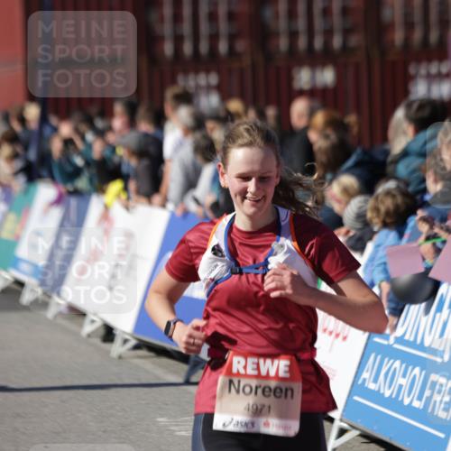 03.10.2025 - Köhlbrandbrückenlauf Jannik Wohlers http://msf.ph/oto/9089989 03.10.2025 13:19:28 Ziel 4593, 4691, 4971, 5009, 5405, 5443, 5451, 5578, 6057, 6230, 6576, 6753, 6776 meine-sportfotos.de
