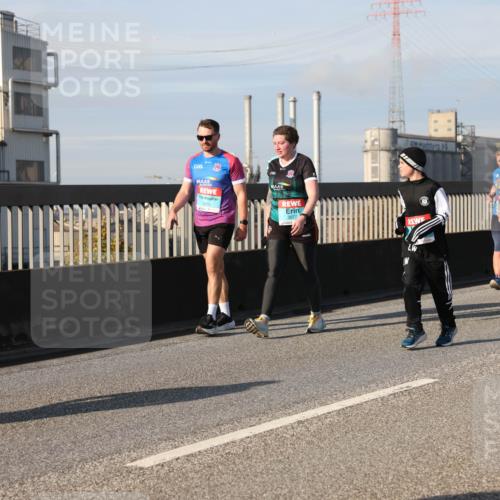 03.10.2025 - Köhlbrandbrückenlauf Lena Gebhardt http://msf.ph/oto/9089996 03.10.2025 10:07:24 Position 2 3076, 3077 meine-sportfotos.de