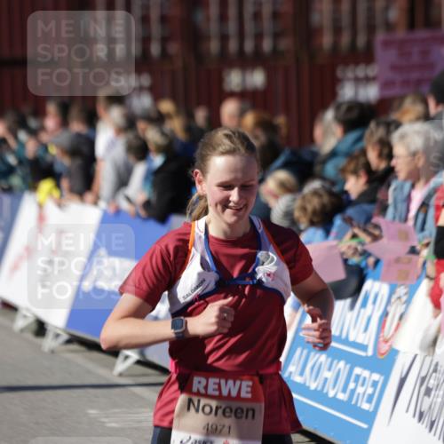 03.10.2025 - Köhlbrandbrückenlauf Jannik Wohlers http://msf.ph/oto/9090018 03.10.2025 13:19:28 Ziel 4593, 4691, 4971, 5009, 5405, 5443, 5451, 5578, 6057, 6230, 6576, 6753, 6776 meine-sportfotos.de