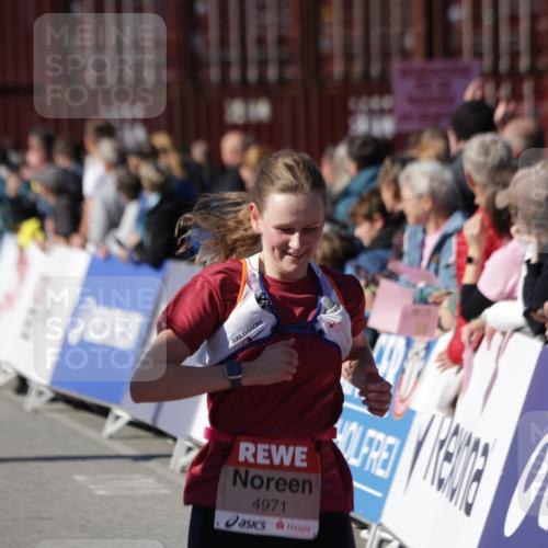 03.10.2025 - Köhlbrandbrückenlauf Jannik Wohlers http://msf.ph/oto/9090050 03.10.2025 13:19:28 Ziel 4593, 4691, 4971, 5009, 5405, 5443, 5451, 5578, 6057, 6230, 6576, 6753, 6776 meine-sportfotos.de