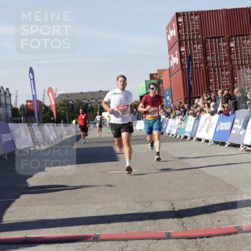 03.10.2025 - Köhlbrandbrückenlauf Jannik Wohlers http://msf.ph/oto/9090056 03.10.2025 12:53:46 Ziel 4043, 4088, 6085, 6422, 6624 meine-sportfotos.de