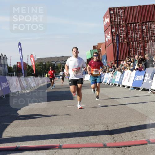 03.10.2025 - Köhlbrandbrückenlauf Jannik Wohlers http://msf.ph/oto/9090099 03.10.2025 12:53:46 Ziel 4043, 4088, 6085, 6422, 6624 meine-sportfotos.de