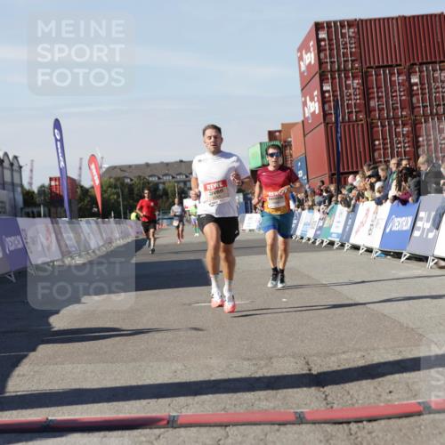 03.10.2025 - Köhlbrandbrückenlauf Jannik Wohlers http://msf.ph/oto/9090130 03.10.2025 12:53:46 Ziel 4043, 4088, 6085, 6422, 6624 meine-sportfotos.de